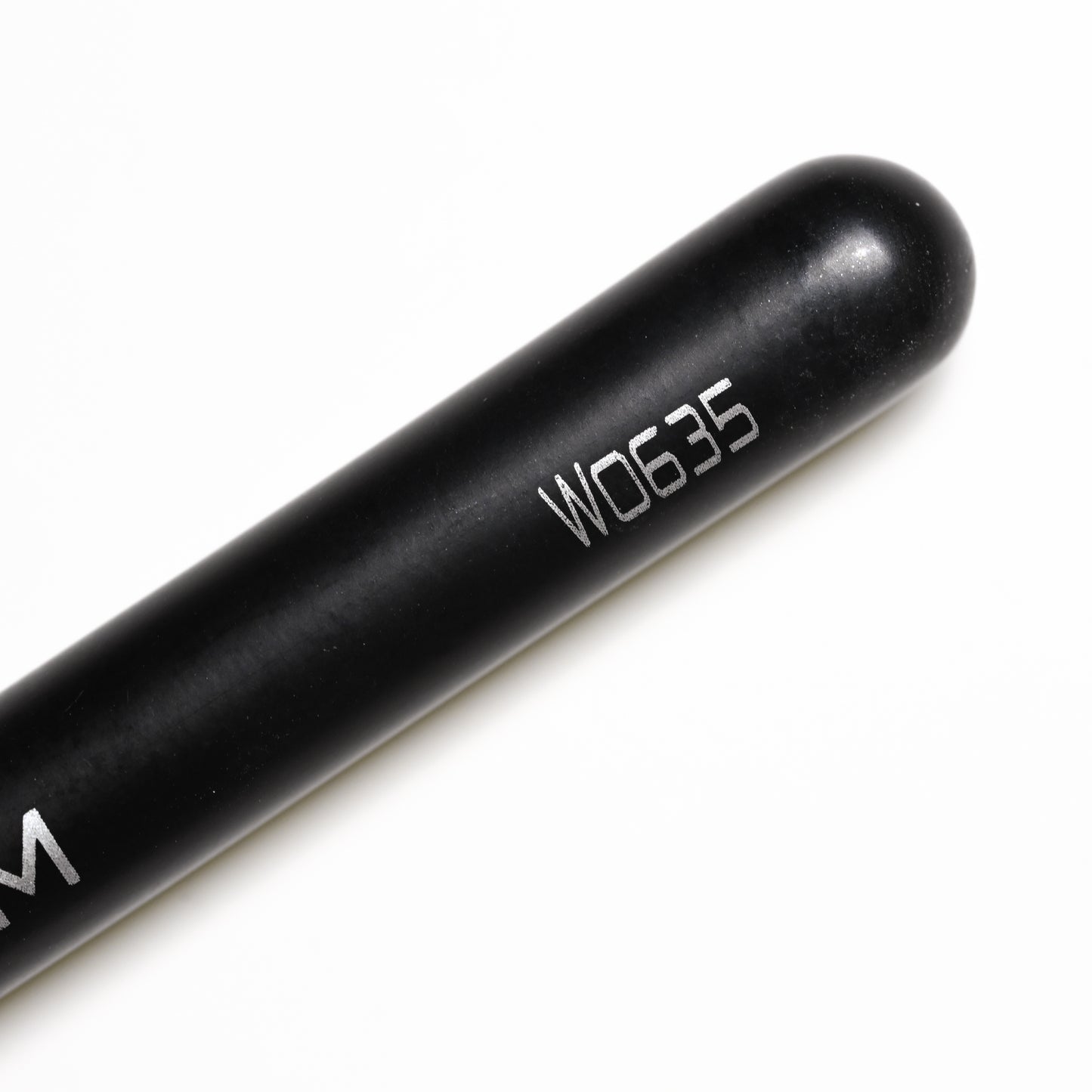 CTR W0635 přesný štětec na korektor Dark Sharm s detailním, svisle zúženým 13mm špičkou a přírodními měkkými, hustými štětiny, pohled z úhlu — CTR Professional