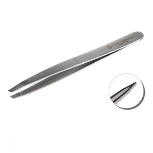 Pinces à sourcils biseautées CTR Pro-S1 en acier inoxydable argent de précision, vue en plan complet en diagonale sur fond blanc, pointe biseautée acérée, gravure CTR Group Pro-S1 — CTR Professionnel

