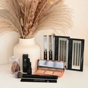 CTR kompletná sada na líčenie tváre, očí a obočia, paleta DUNA, štetec W0667, riasy FoxLook a Butterfly Look, gél na obočie Diamond, ceruzky na obočie, hubka BB55, lifestyle kompozícia na béžovom pozadí — CTR Professional