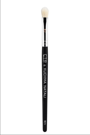 Pinceau shader pour fards à paupières CTR W0711, collaboration CTR x Kuchma Natali, vue complète sur fond blanc, poils bifasés en poil de chèvre et taklon, embout arrondi en forme de dôme, ferrule en chrome argenté — CTR Professional
