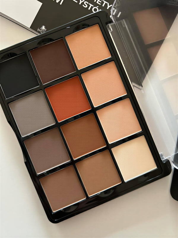 CTR Barocco palette B700 fra CTR x Kuchma Natali, swatches på arm, neutrale matte nuancer sort, chokolade, terrakotta, grå, taupe, beige, fersken, creme, pigmentswatch — CTR Professional