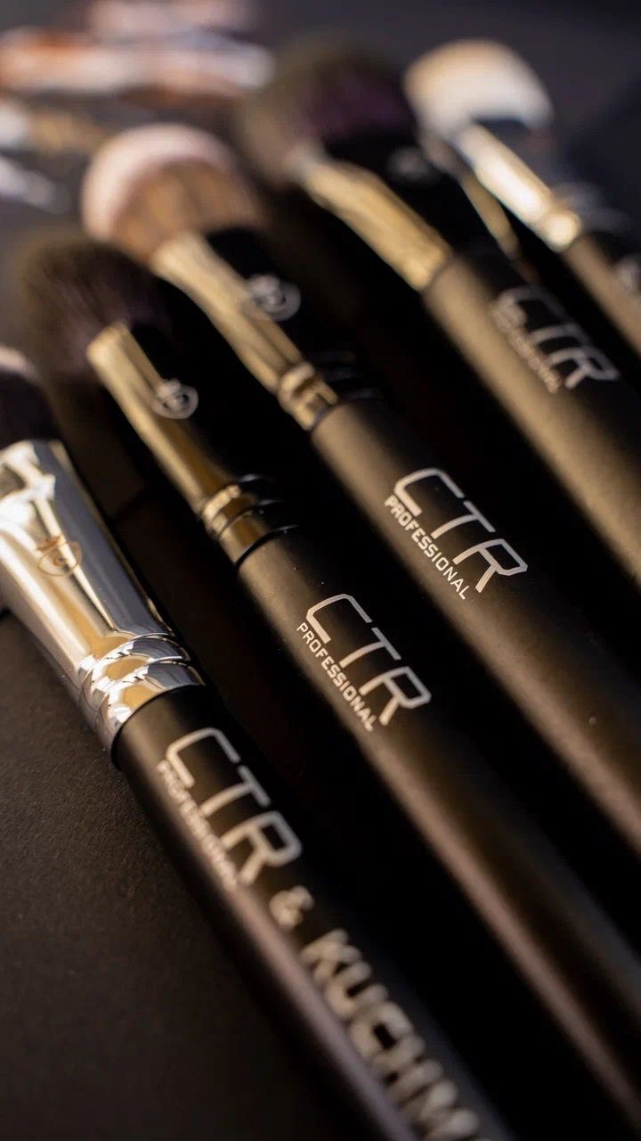 Professional Brush W0606 for Eyeshadow, Concealer, and Corrector, Synthetic Taklon Bristles, Aged Wooden Handle