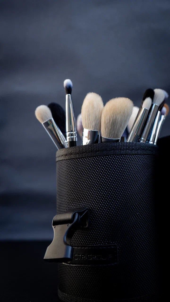 Professional Brush W0606 for Eyeshadow, Concealer, and Corrector, Synthetic Taklon Bristles, Aged Wooden Handle